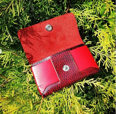 Beginner no-stitch leather card wallet with snap closure, handmade leathercraft design