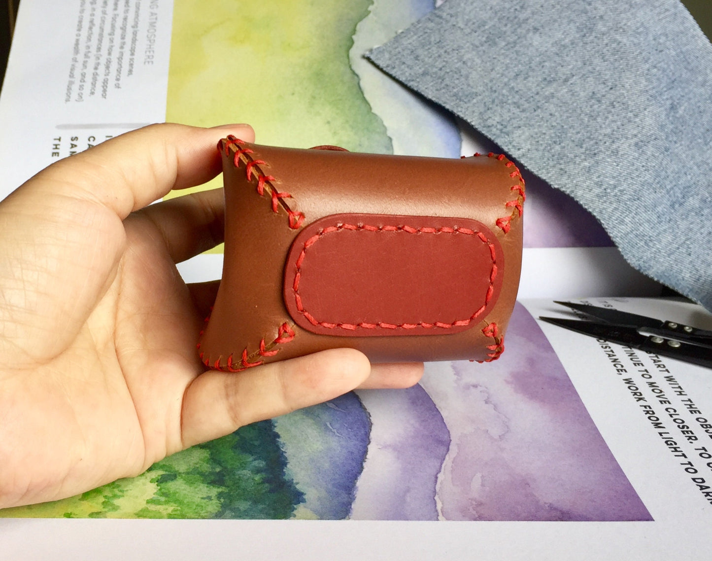 Easy-to-make mini bag pattern specifically designed for leathercraft beginners.