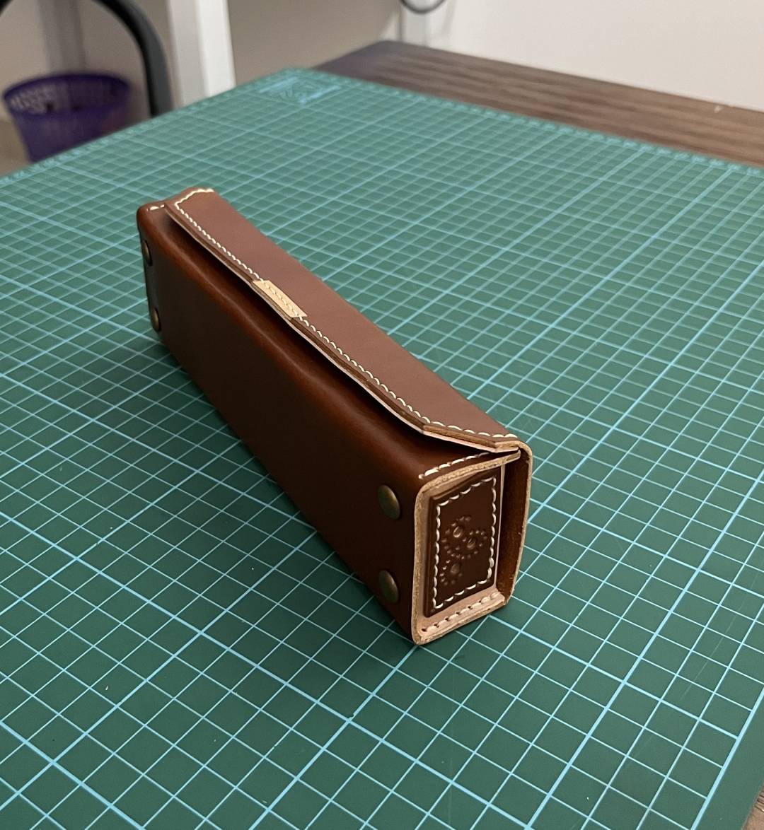 Structured 3D triangular leather box