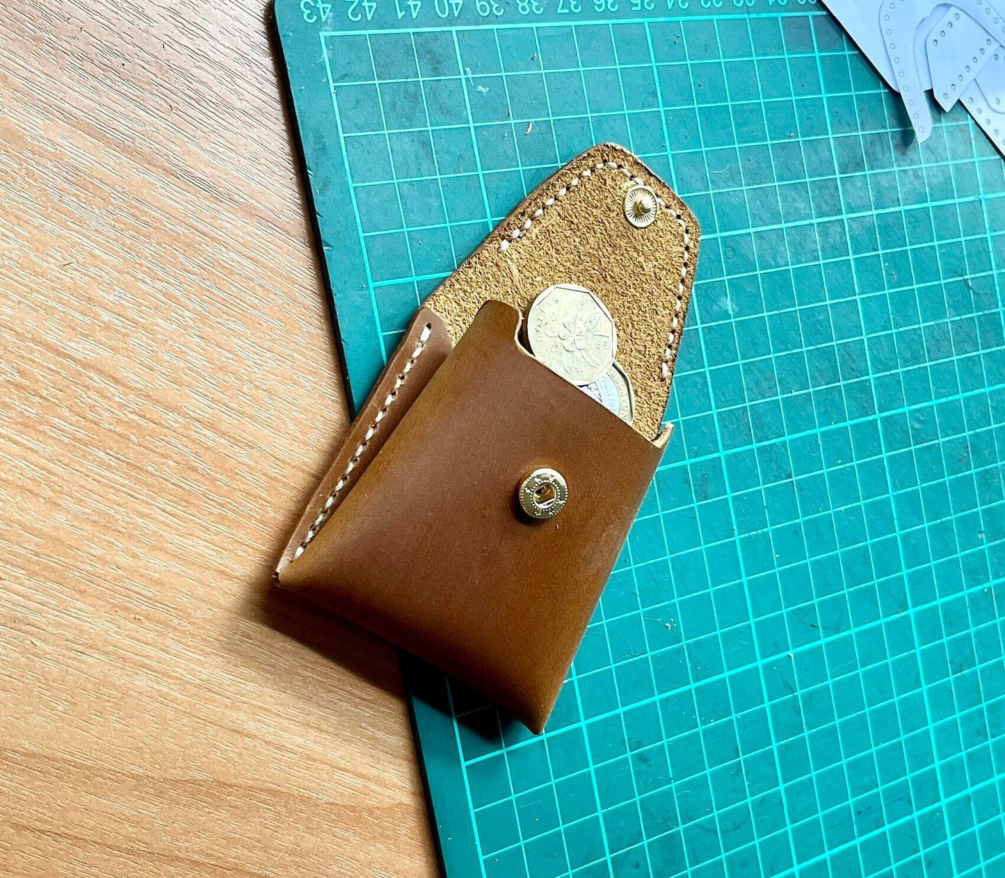 Digital layout of a leather coin purse pattern with 1:1 scale for A4 printing.