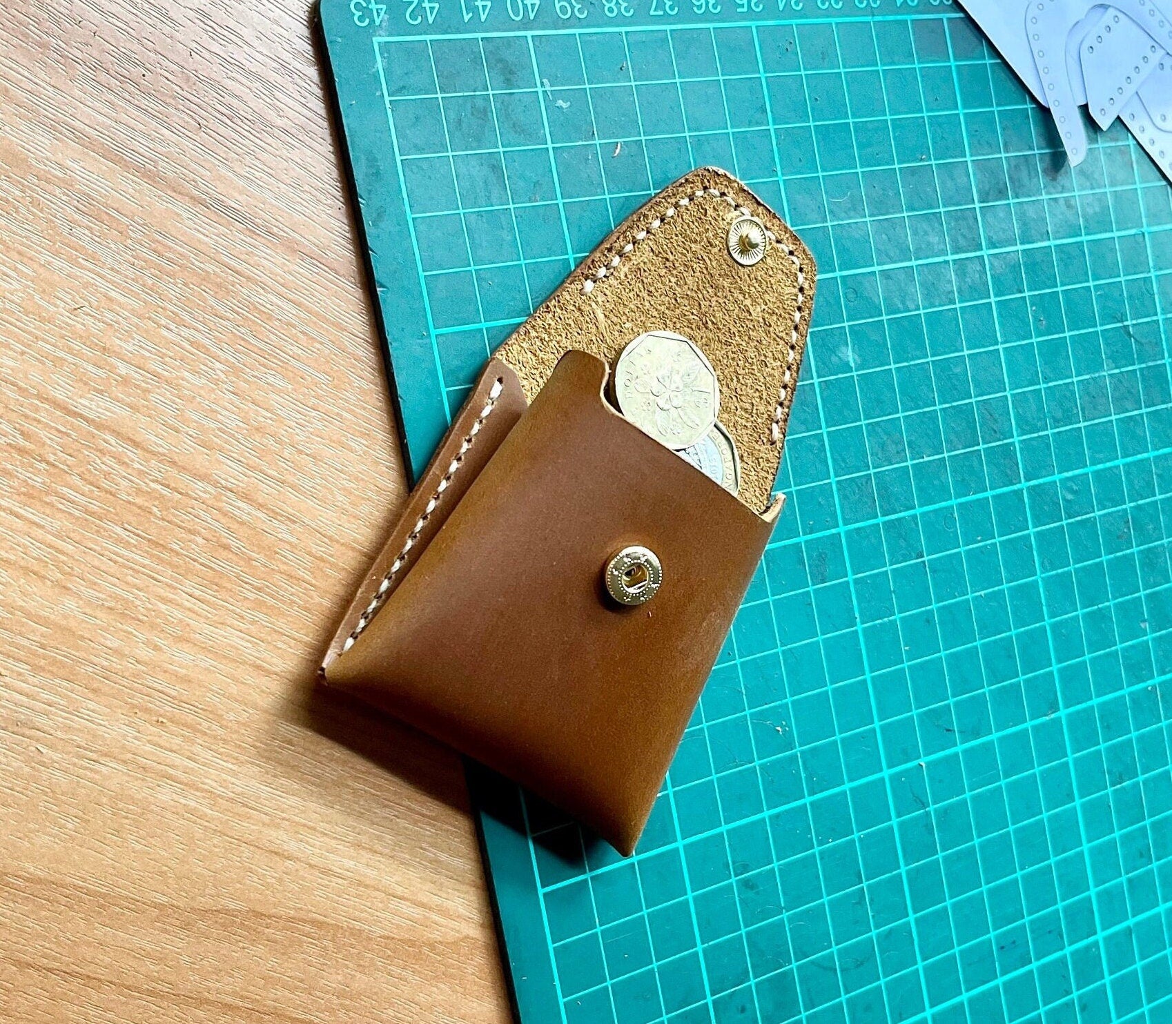 Digital layout of a leather coin purse pattern with 1:1 scale for A4 printing.