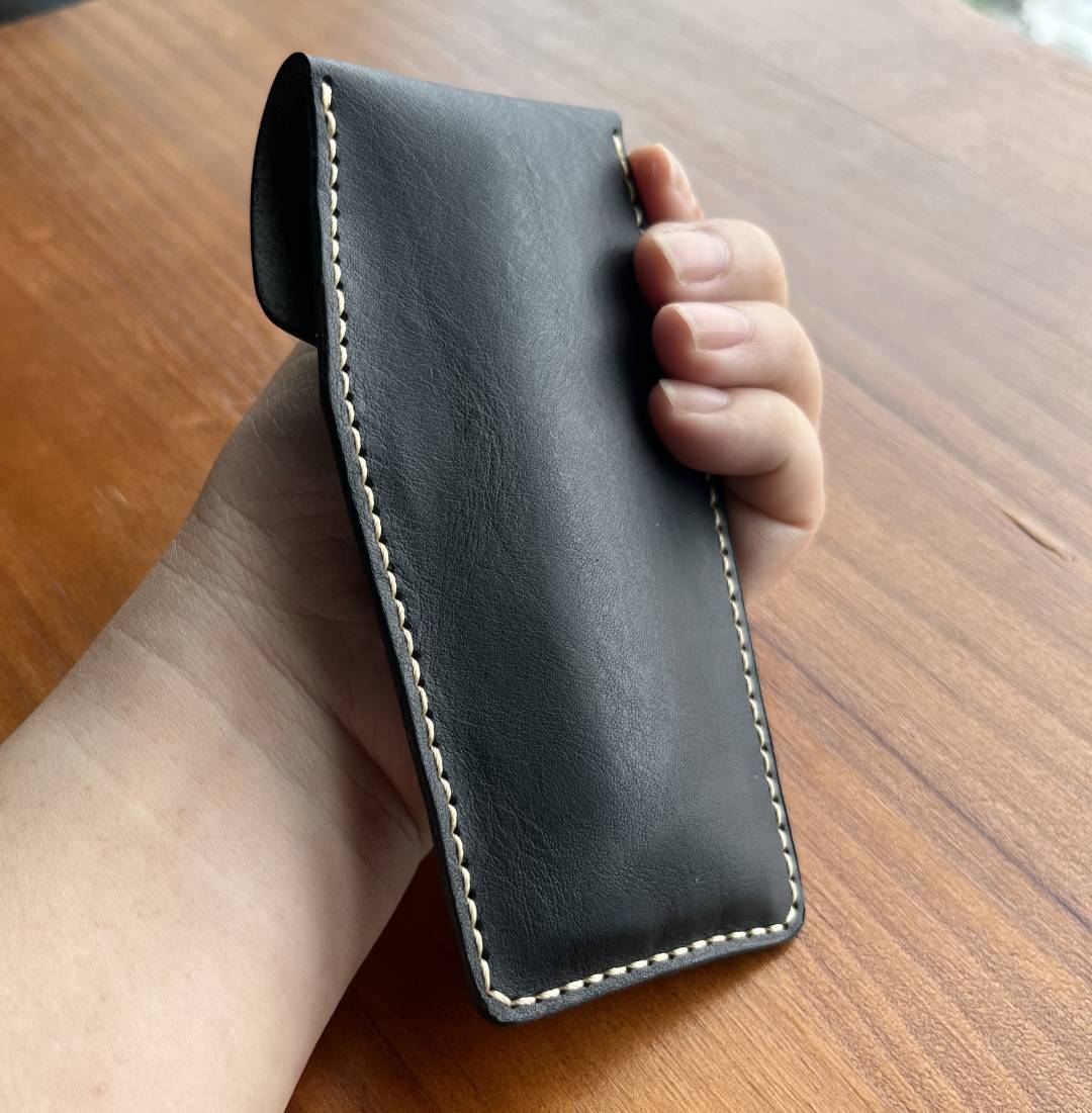 Leathercraft DIY watch pouch.