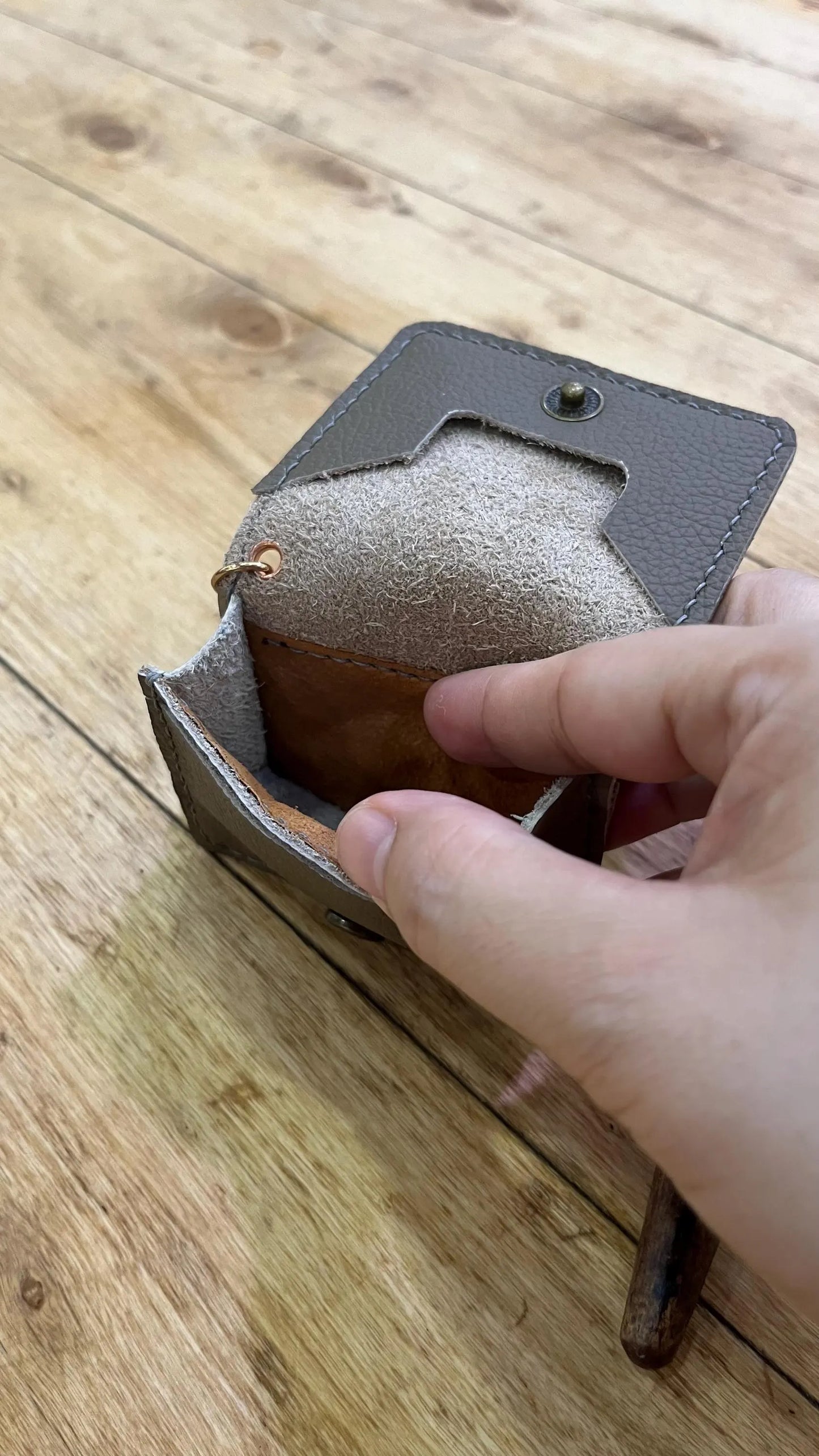 Online guide for handmade Classic Coin Purse, Handmade leather Coin Pouch, Make a Coin purse for him this Christmas + Pattern