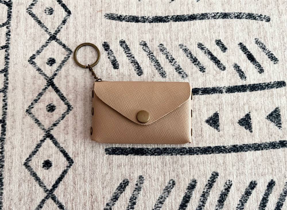 Side profile of no-sew wallet showing 2cm depth and Chicago screw assembly.