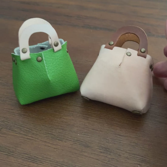 Easy-to-make mini bag pattern specifically designed for leathercraft beginners.