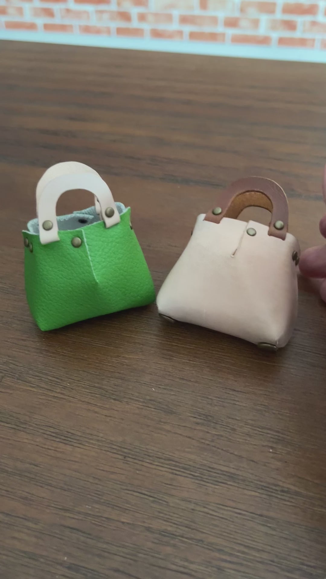 Easy-to-make mini bag pattern specifically designed for leathercraft beginners.