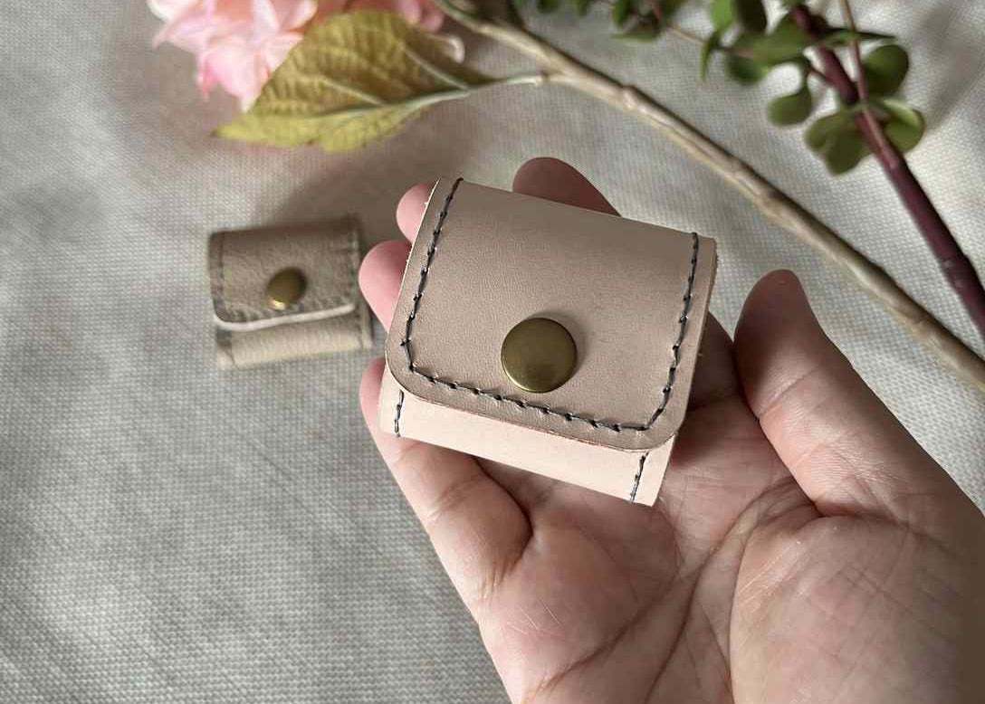 Handmade mini accessories purse with neatly arranged sections for earrings, rings, and necklaces. Pattern file. 