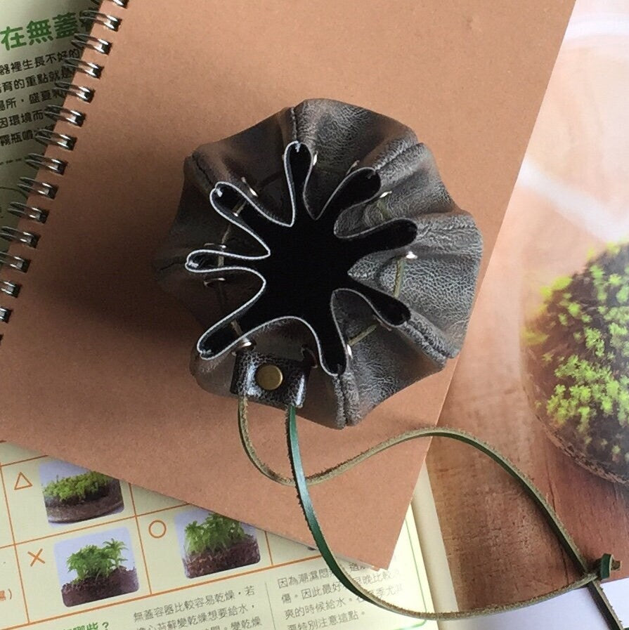 A hand-sewing bucket bag with DIY drawstring design